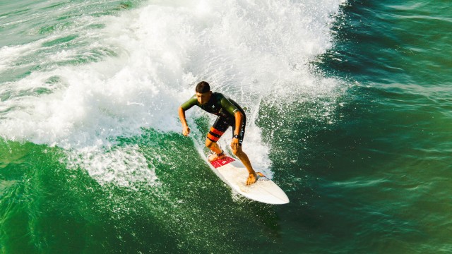 绿茵场上对决激烈，球队足坛巨星出色表现，绿茵场上对决激烈,球队足坛巨星出色表现如何