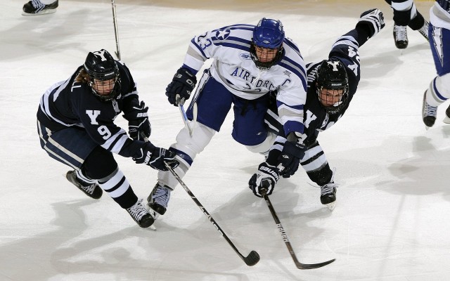 纽卡斯尔联主场2-0战胜曼联，伊萨克与乔林顿建功，纽卡斯尔联队0304